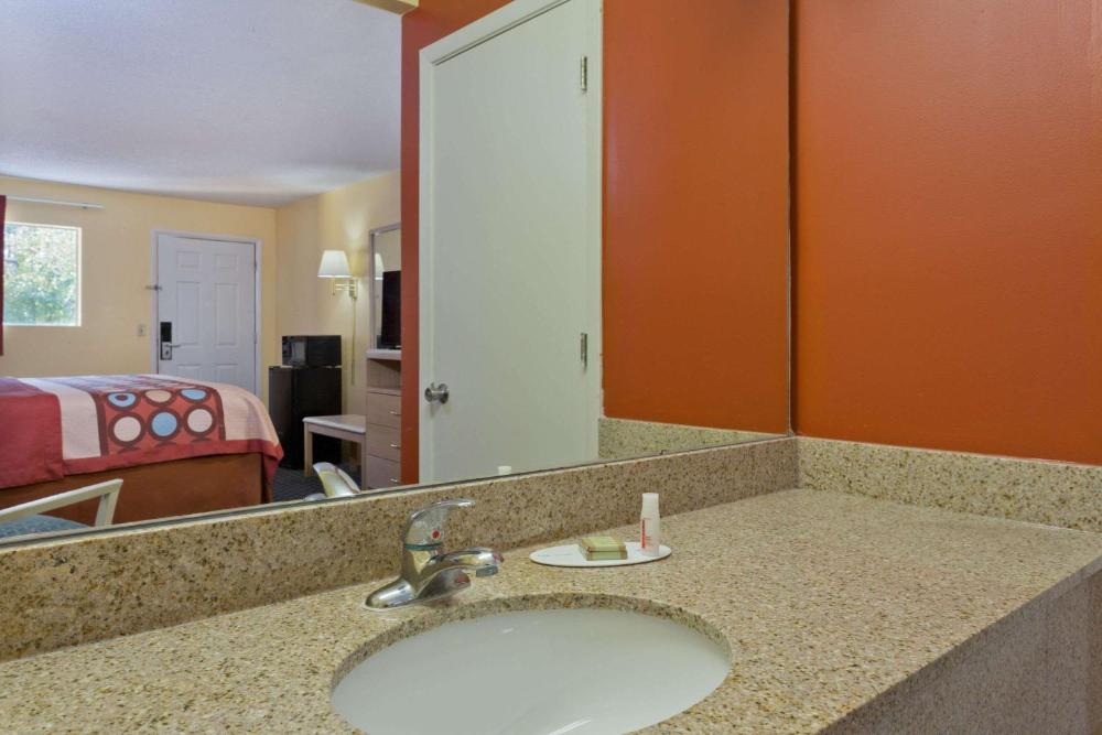 Double Room with Two Double Beds - Mobility Accessible/Smoking interior